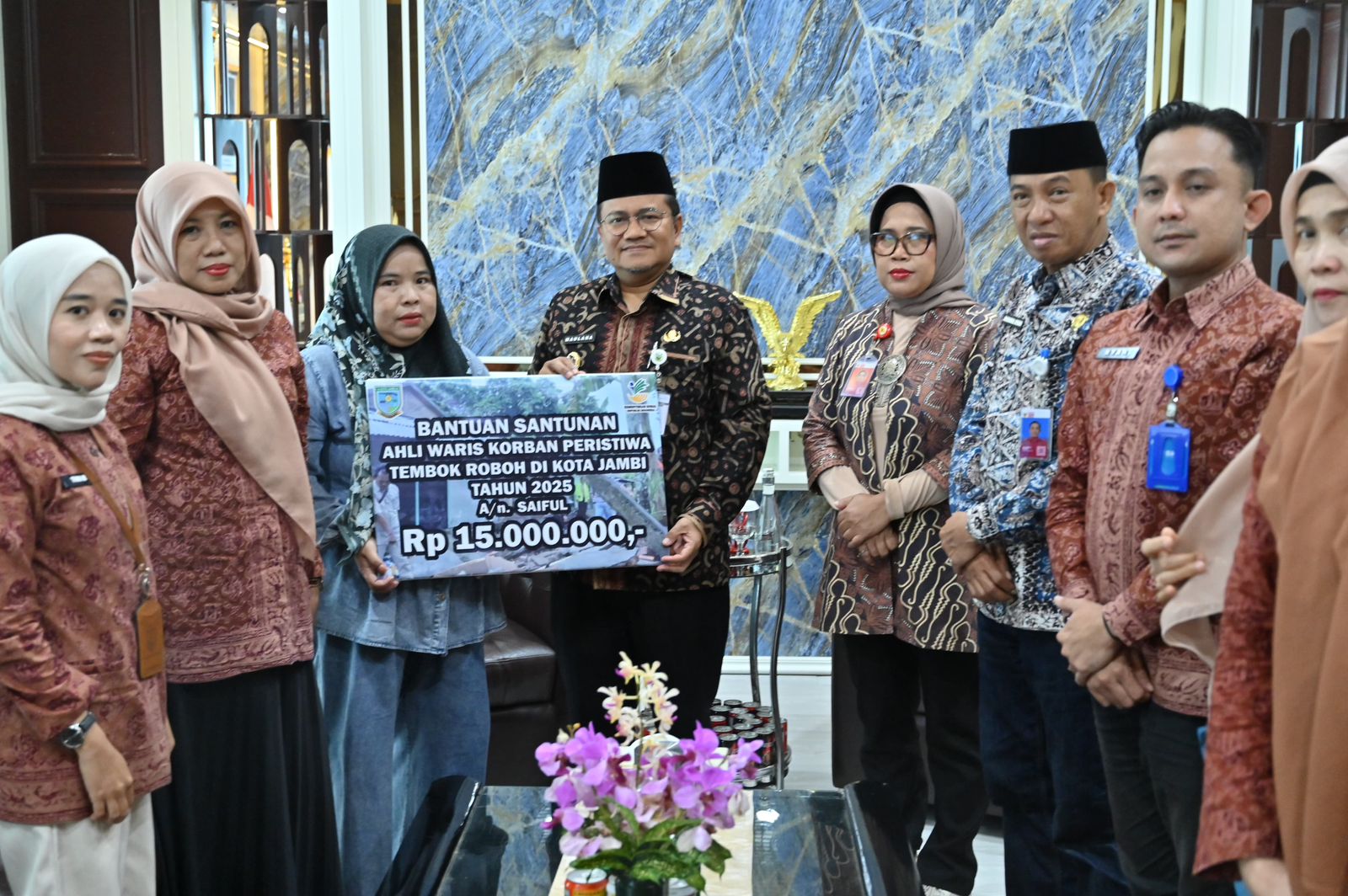 Wujud Kepedulian, Wali Kota Maulana Serahkan Langsung Santunan Duka kepada Keluarga Korban Tembok Roboh