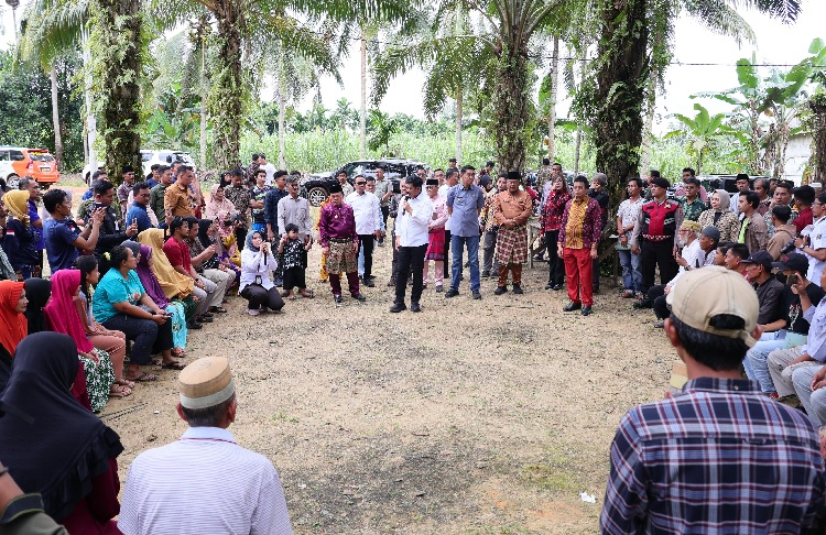 Menteri ATR/Kepala BPN Bagikan 279 Sertipikat Redistribusi Tanah di Muaro Jambi