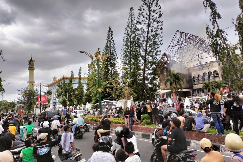 Ribuan Warga Saksikan Sisa Kebakaran di Kantor DPRD NTB