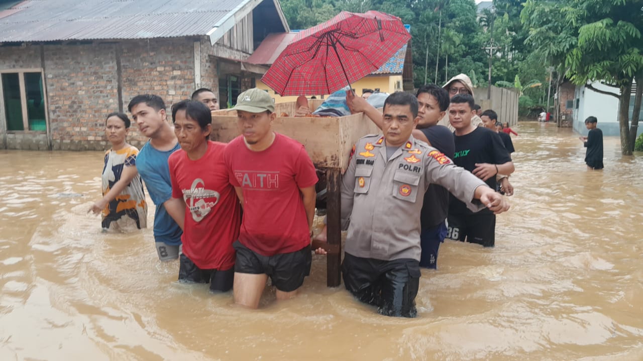 Banjir Setinggi Paha Orang Dewasa di Jelutung, Polisi dan Warga Evakuasi Lansia 