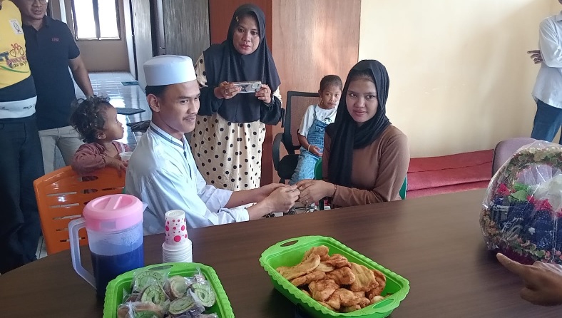 Meski Terjerat Kasus, Akad Nikah Tahanan Polsek Pasar Berlangsung Sederhana dan Penuh Haru