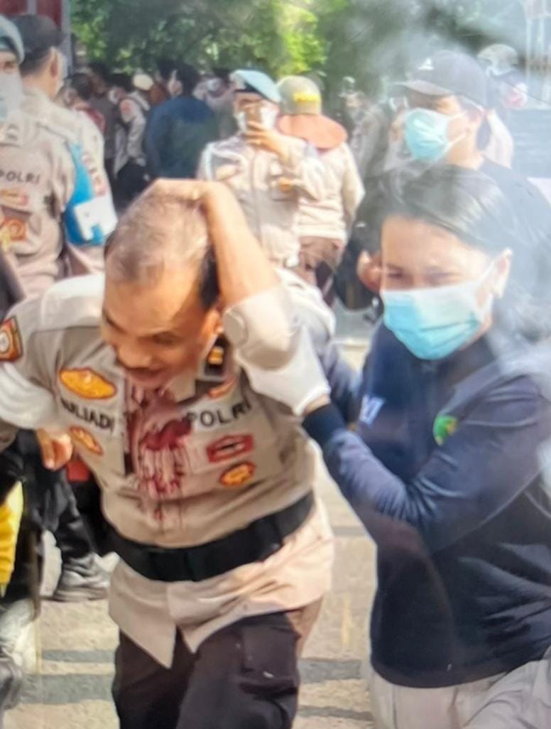 Unjuk Rasa di DPRD Jambi Ricuh, Sejumlah Polisi Terluka dan Mobil Dinas Dibakar Massa