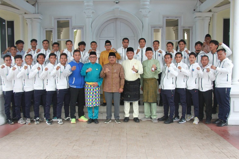 Bupati Anwar Sadat Lepas Kontingen Sepak Bola Tanjab Barat ke Gubernur Cup Jambi 2026
