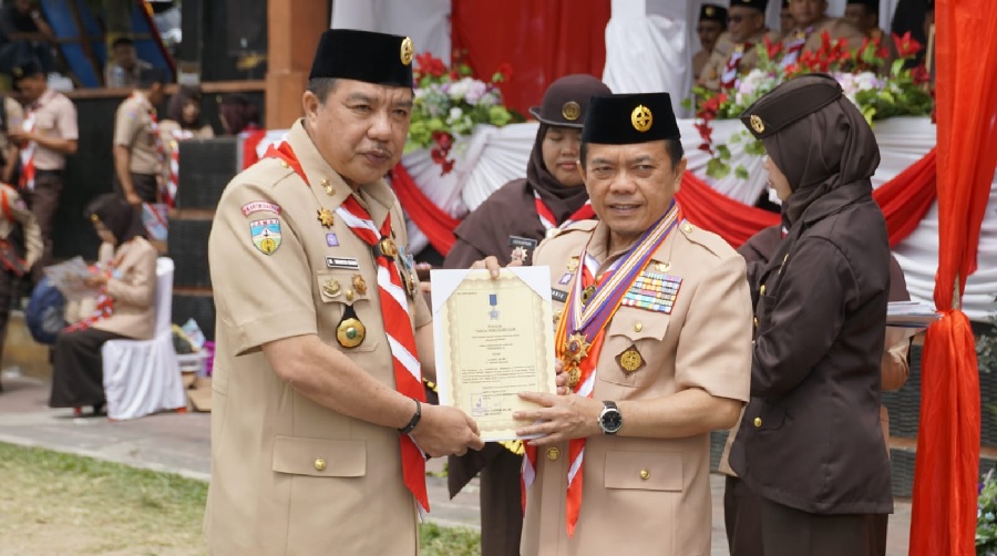 H Mukti Terima Lencana Pancawarsa III dari Gubernur