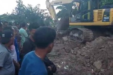 Perbaiki Jalan Batang Masumai, Pj Bupati Merangin Langsung Turunkan Alat Berat
