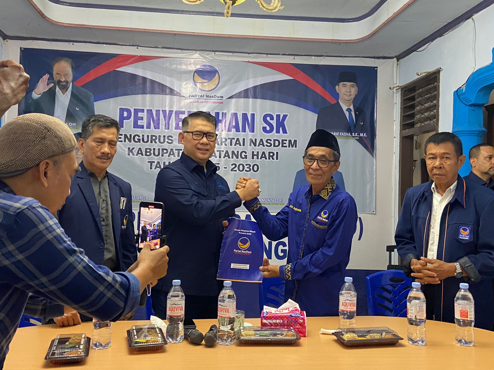 Di Hari Ulang Tahun Bakhtiar, Syarif Fasha Serahkan SK Kepengurusan DPD Nasdem Batang Hari Periode 2025 - 2030