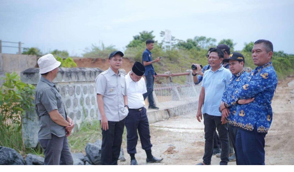 Wabup Gerry Tinjau Peningkatan Jalan Desa Panti-Lubuk Resam