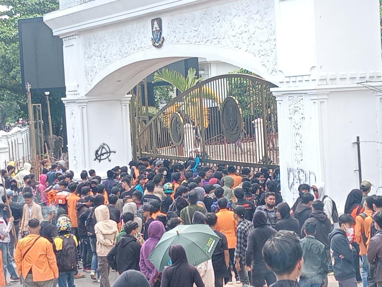 Aksi Massa di Kantor Gubernur Jambi, Situasi sempat memanas dapat kembali kondusif