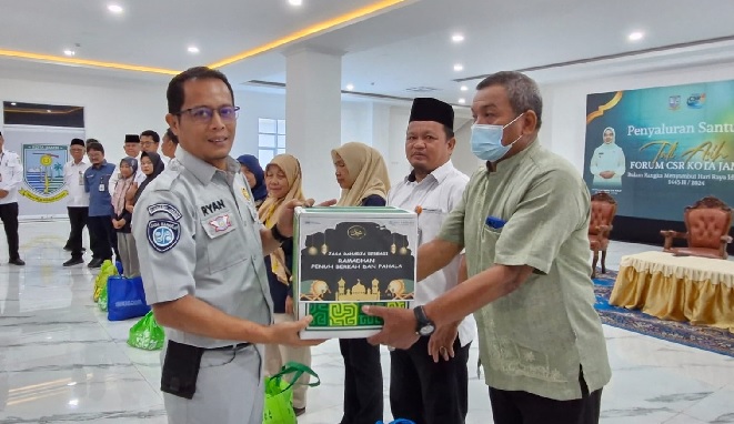 Jasa Raharja Bersama Forum CSR Pemkot Jambi Simbolis Serahkan Paket Sembako Ramadan 1445 H
