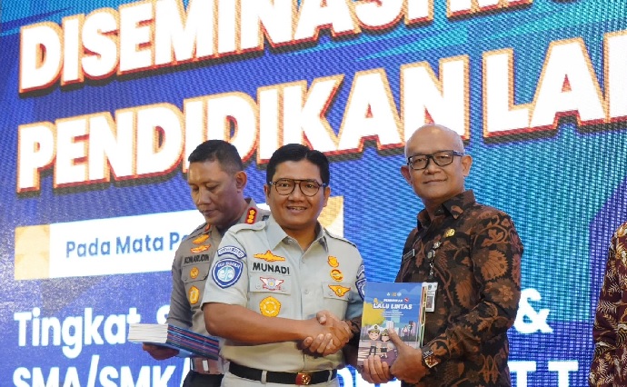 Jasa Raharja dan Korlantas Polri Serahkan Buku Pendidikan Lalu Lintas Kepada Tenaga Pengajar di Jatim