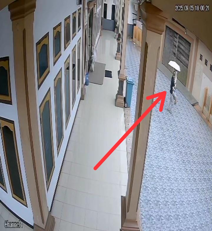 Pria Bertopi Coklat Cabuli Bocah Perempuan 8 Tahun di Masjid 