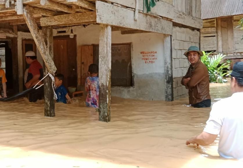 Wabup Merangin Nilwan Yahya Evakuasi Warga Terjebak Banjir