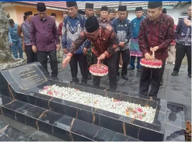 Wako Alfin Ziarahi Makam Pendiri Sungai Penuh