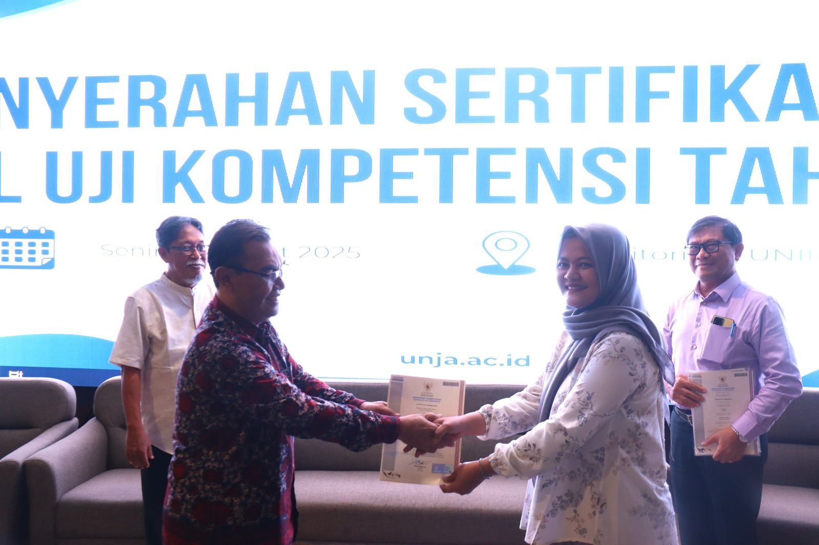 UNJA Serahkan Sertifikat BNSP kepada 355 Peserta Uji Kompetensi 2024