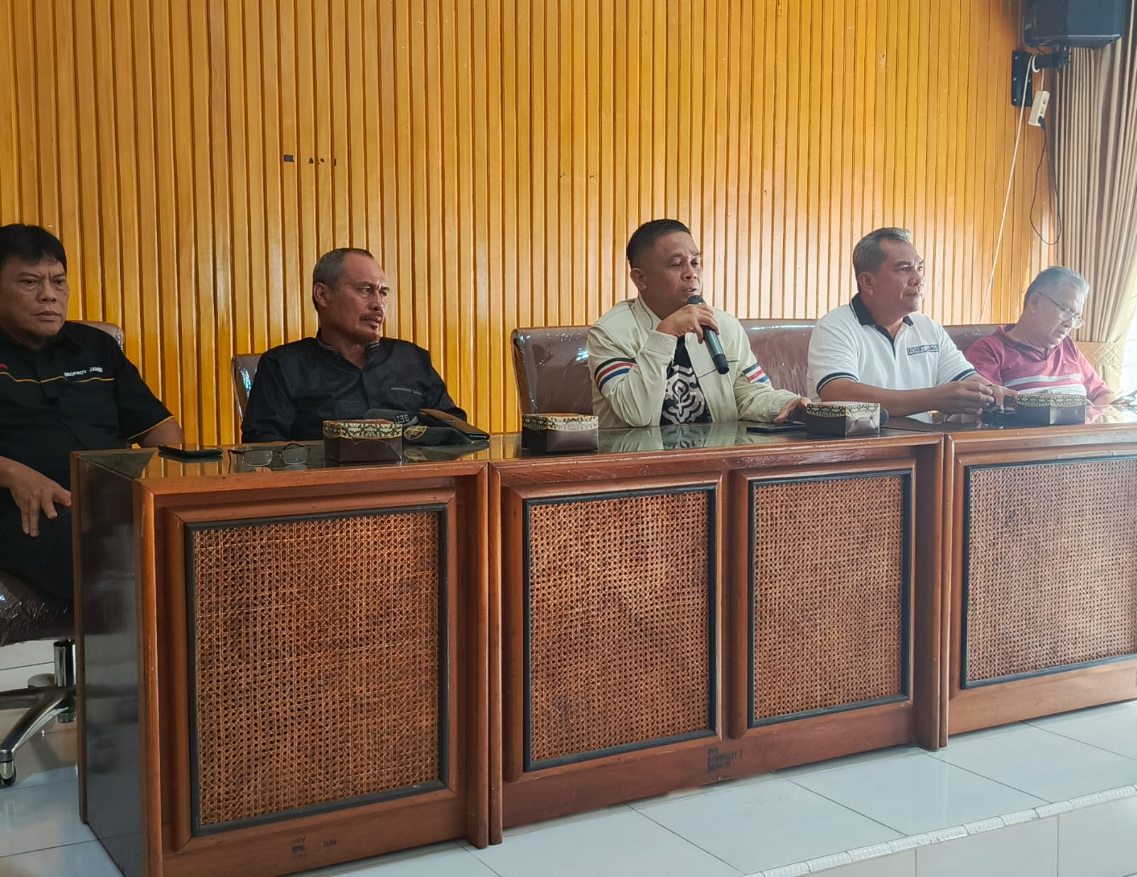 Ketua KONI lepas 23 Atlit FORKI Provinsi Jambi ke Kejurnas FORKI Piala Ketum ke 3 di Riau