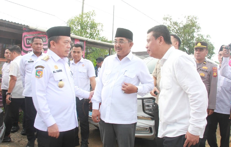Gubernur Jambi Bersama Bupati dan Wabup Tinjau Lokasi Kebakaran serta Serahkan Bantuan di Teluk Nilau