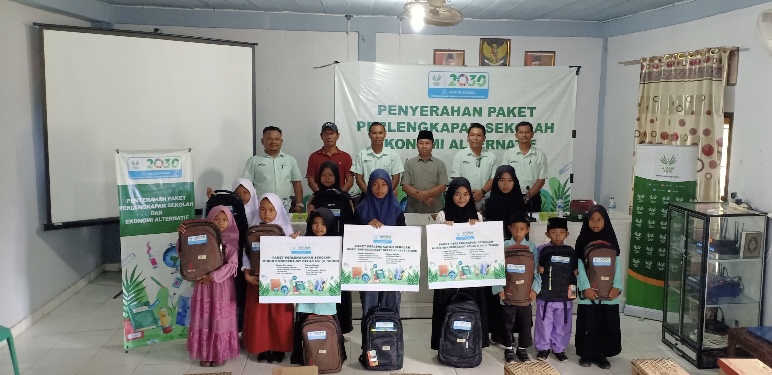 Asian Agri Tingkatkan Kualitas Hidup Masyarakat Jambi Melalui Bantuan Paket Pendidikan dan Ekonomi Alternatif 