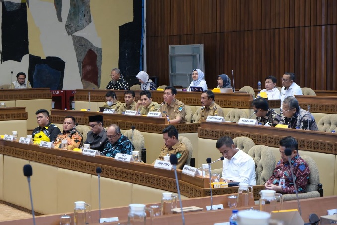 Hadir di Gedung Nusantara DPR RI Mhd. Fadhil Arief bersama 26 Kepala Daerah RDP terhadap Pembahasan RUU