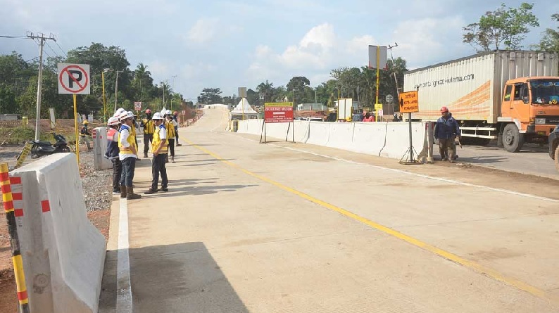 Selama Pekerjaan di Exit Tol Baleno Seksi 3, Lalu Lintas Dialihkan ke Jalan Samping Sementara 200 M