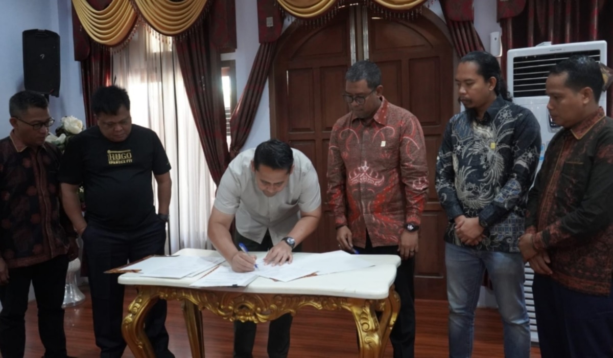 Tingkatkan PAD, Bupati Merangin Teken MoU dengan PLN soal PBJT dan PJU