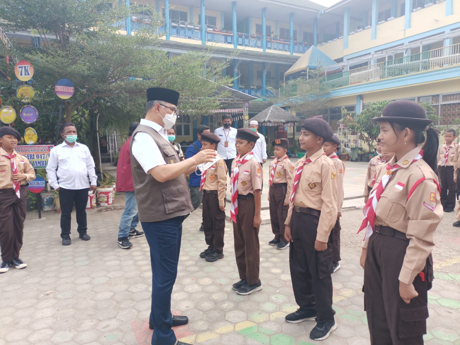 Kualitas Udara Buruk, Wako Fasha Datangi Sekolah Bagi-bagi Masker