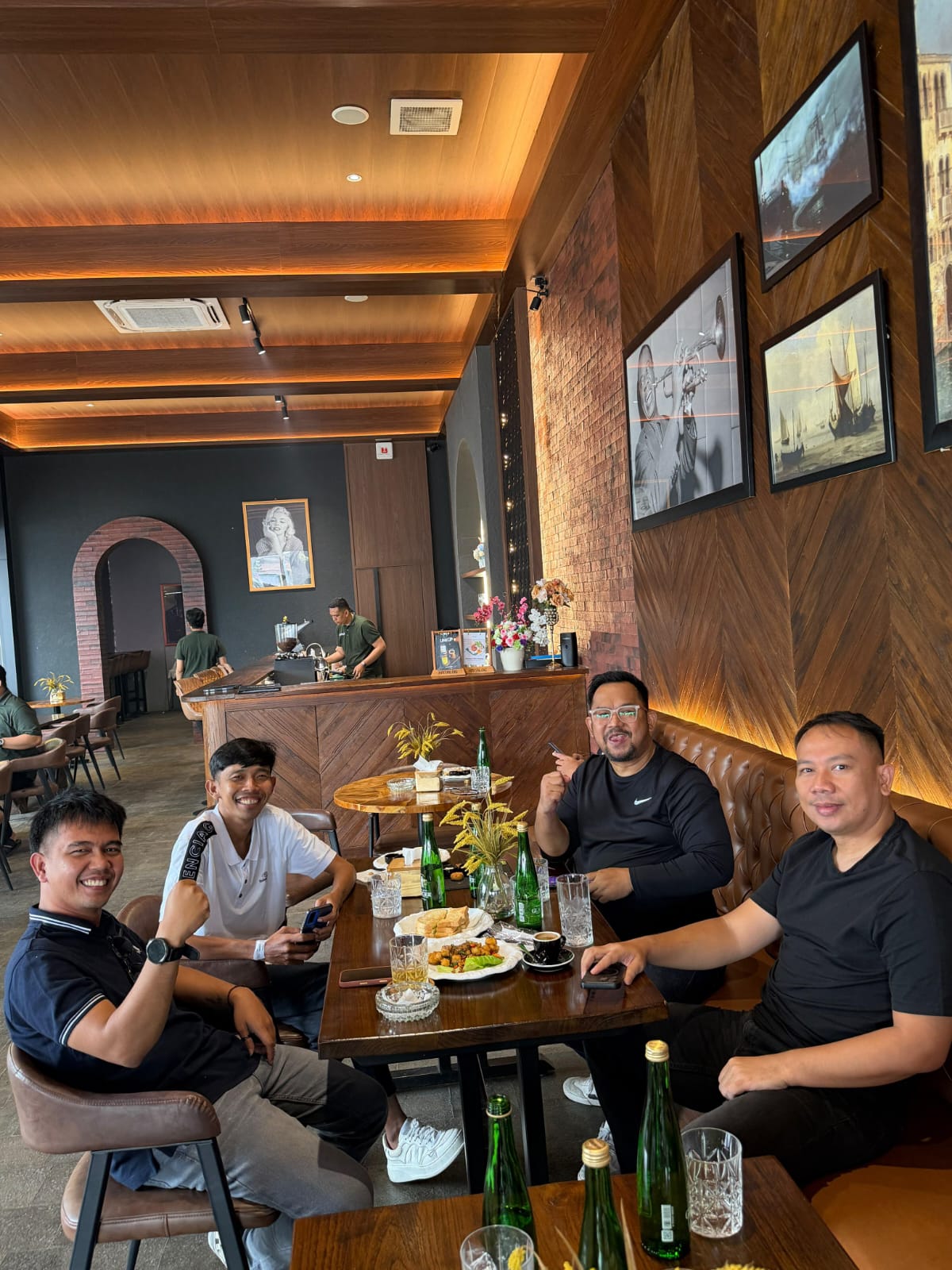 Usai Saling Pukul di Ring, Vicky, Bedu dan Dede Sunandar Sarapan Bareng di Jambi