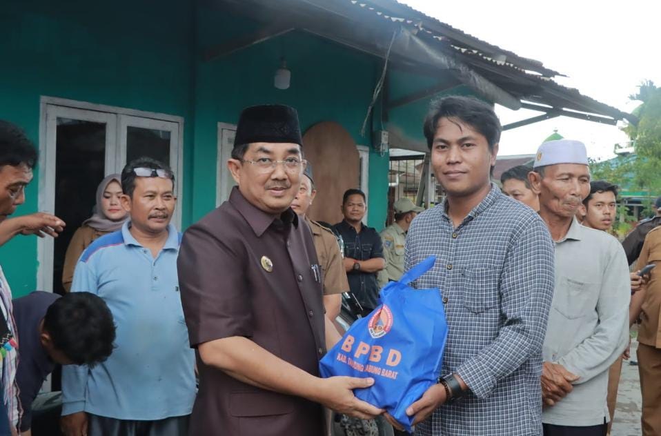 Bupati Tanjab Barat Tinjau Lokasi Musibah Angin Kencang di Kelurahan Tungkal Harapan