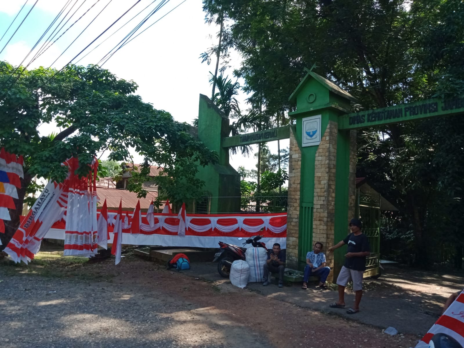 Penjaja Pernak Pernik Merah Putih Mulai Ramai