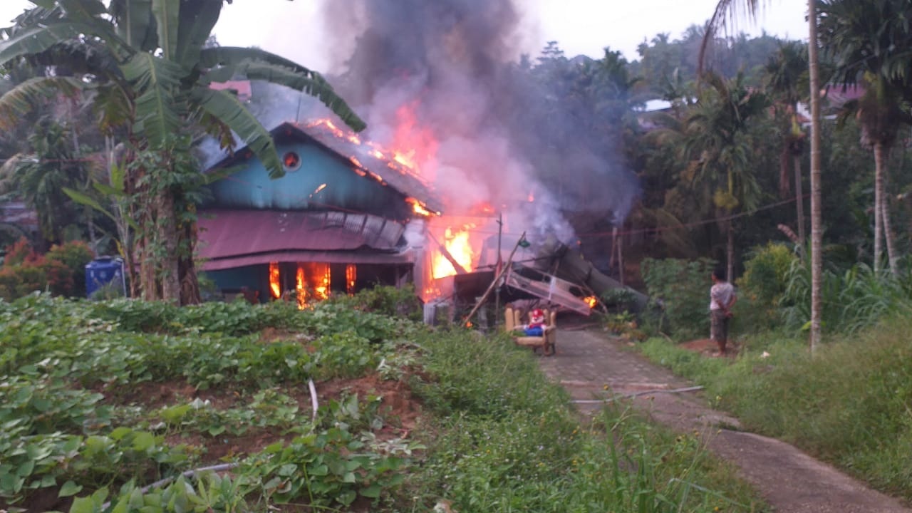 Satu Unit Rumah Semi Permanen Berlantai Kayu Hangus Terbakar, Pemilik Syok hingga Pingsan