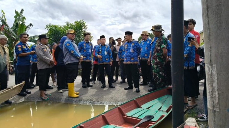 Gubernur Al Haris Tinjau Warga Terdampak Banjir di Kota Jambi