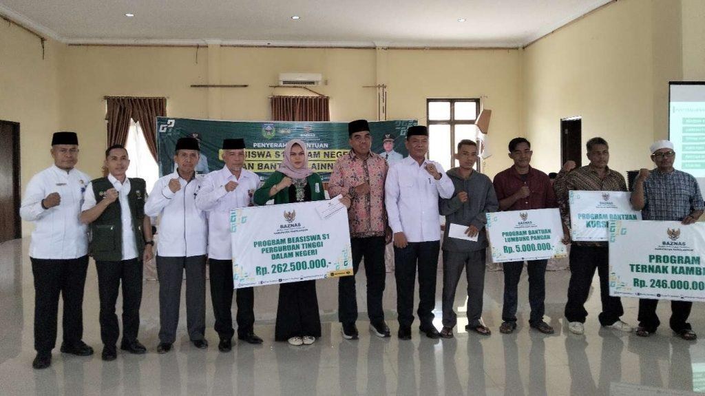 BAZNAS Sarolangun Serahkan Bantuan Beasiswa Kepada 105 Mahasiswa