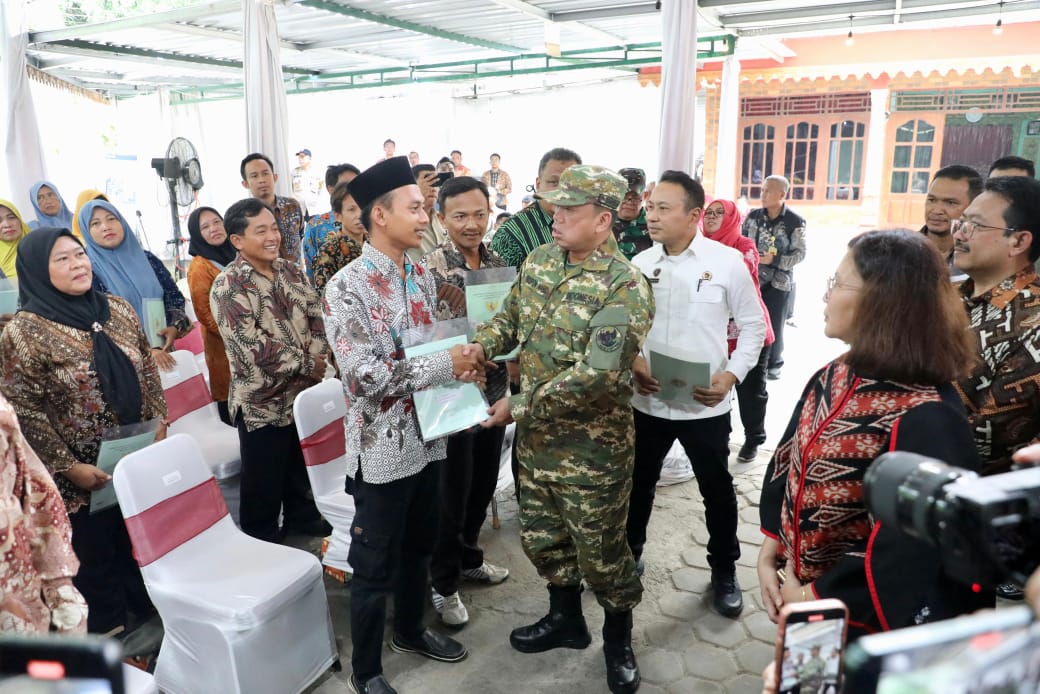 Serahkan 965 Sertipikat Konsolidasi Tanah di Jawa Tengah, Menteri Nusron: Tanah Harus Punya Fungsi Sosial