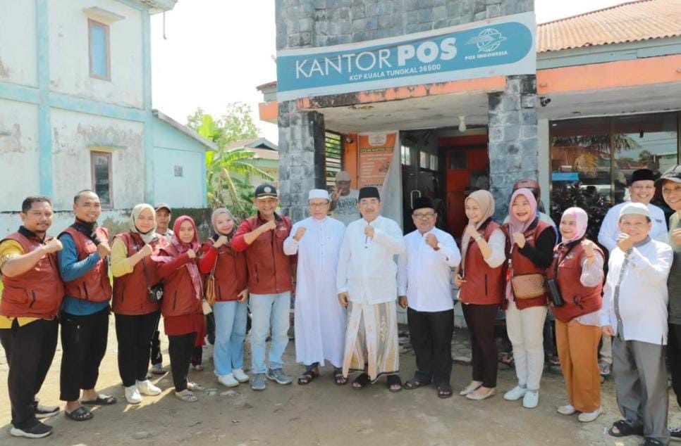 Bupati Tanjab Barat Kunjungi Kantor Pos Kuala Tungkal untuk Penyerahan Bantuan PKH