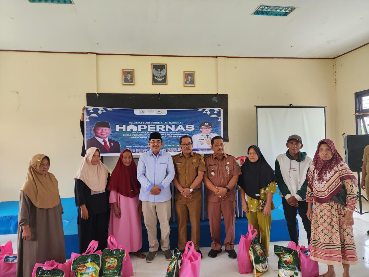 Hapernas 2025, Bupati Anwar Sadat Serahkan Bantuan Bedah Rumah di Kecamatan Senyerang