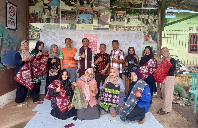 Peringati Hari Perempuan Internasional, PT BGR Berikan Pelatihan Batik Kepada Kelompok UMKM Wanita Desa Parit
