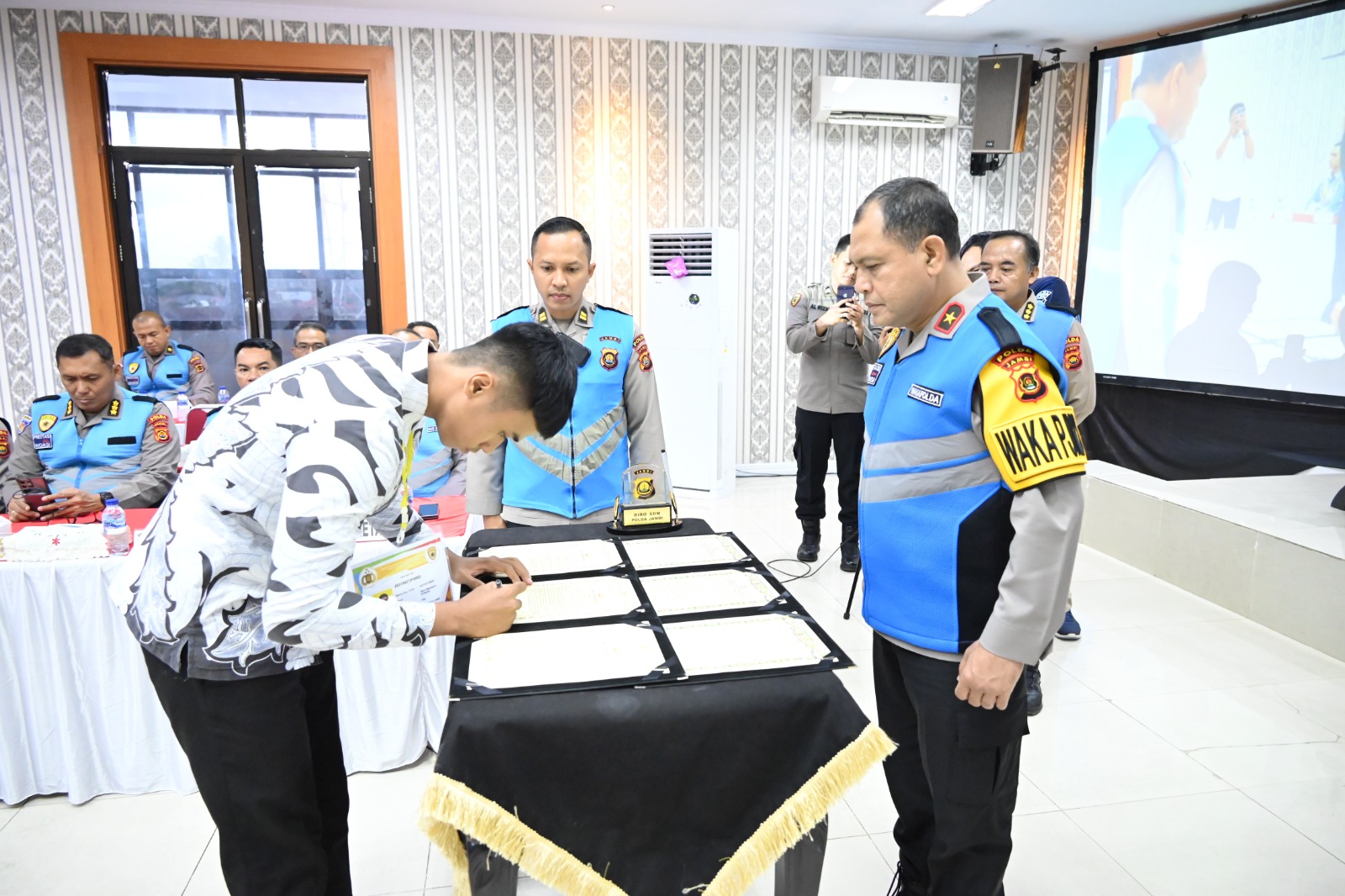 Polda Jambi Laksanakan Giat Pakta Integritas dan Pengambilan Sumpah Penerimaan Bintara Brimob Polri 2025