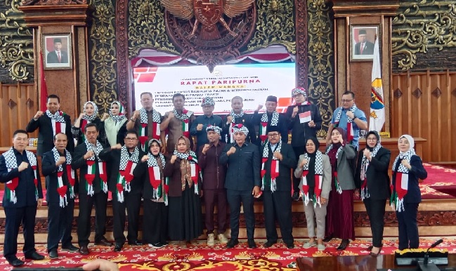 Anggota DPRD Provinsi Jambi Kenakan Syal Bentuk Solidaritas Untuk Palestina Saat Rapat Paripurna 
