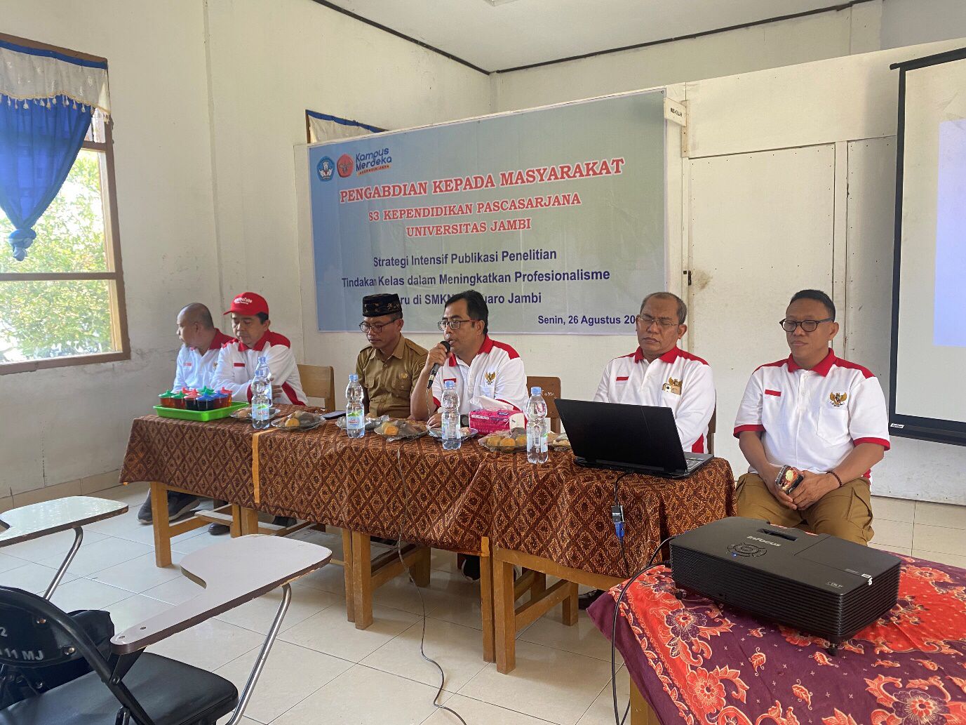 Perkuat Profesionalisme Guru, Tim Doktor Kependidikan Unja Gelar Pelatihan Publikasi PTK di SMKN 11 Muarojambi