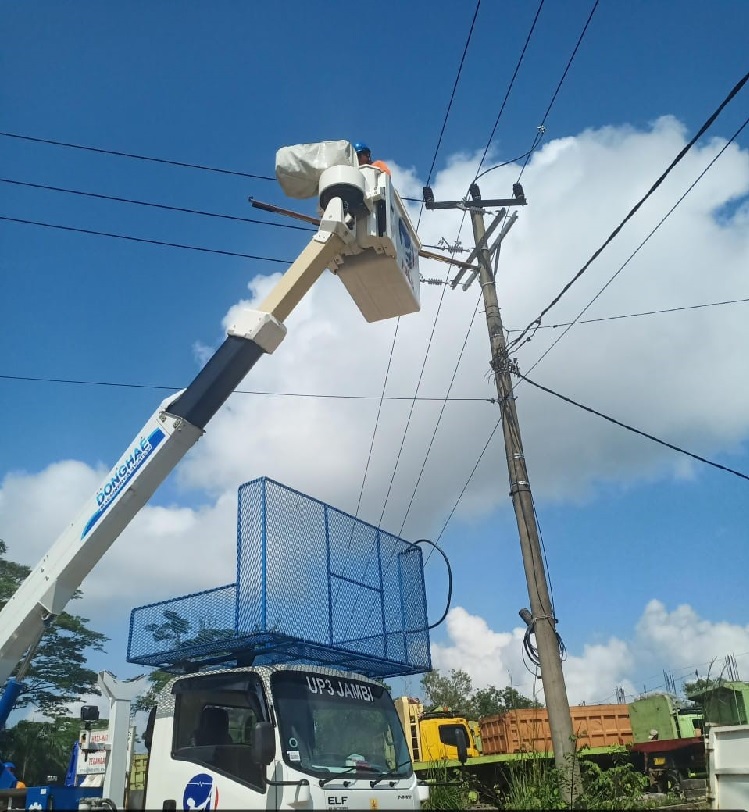 Tim PDKB PLN Jambi Lakukan Pekerjaan Jaringan Baru Tanpa Padam