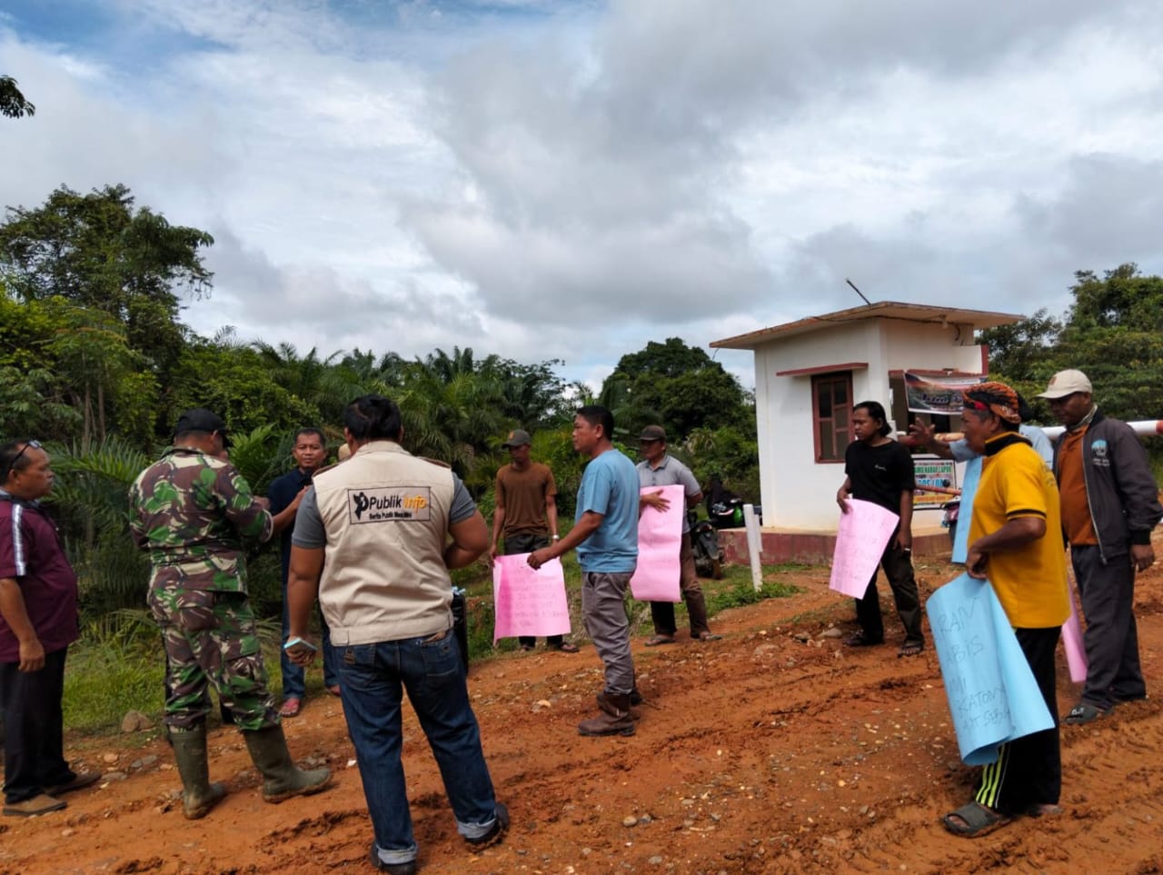 Puluhan Petani di Mandiangin Blokir Jalan PT SAM