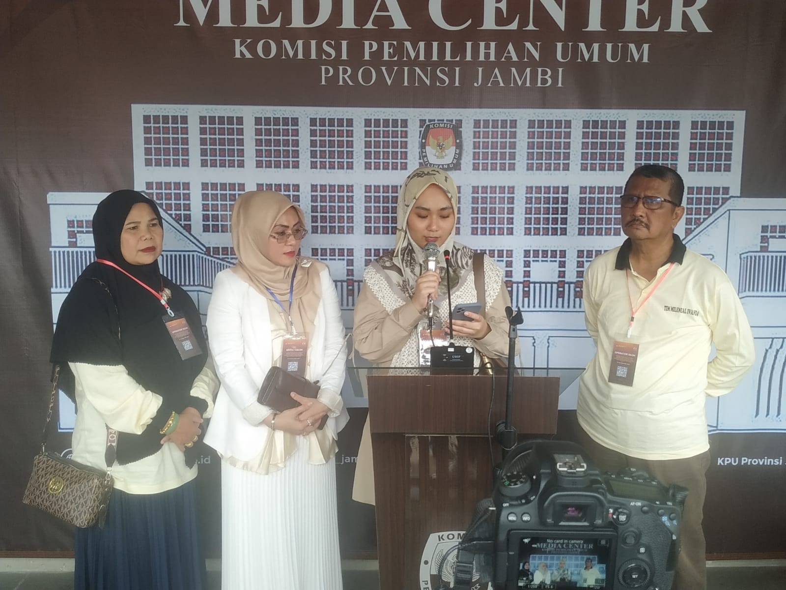 Ivanda Awalina Sukandar Gandeng Saniatul Lativa Serahkan Calon Dukungan DPD