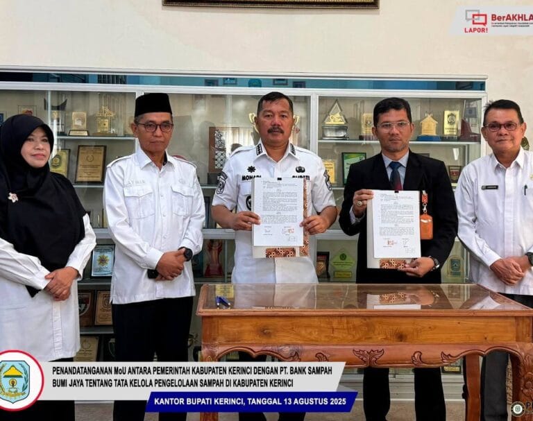 Tangani Sampah, Bupati Monadi Teken Dua MoU Strategis