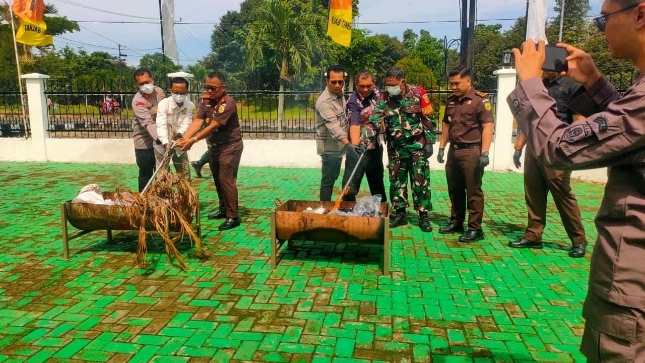 Kejari Tanjabtim Musnahkan Barang Bukti 34 Perkara, Kasus Narkotika Mendominasi