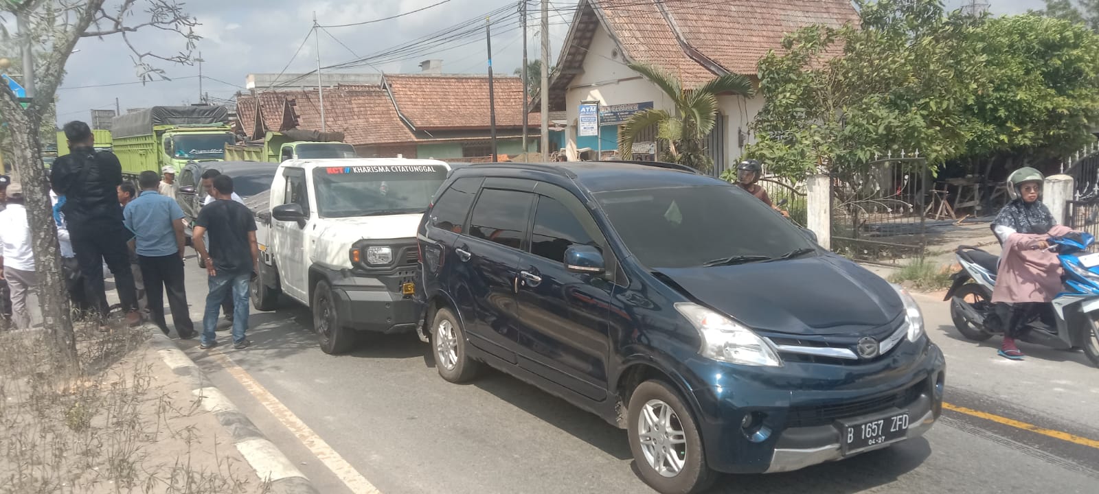 Empat Mobil Ringsek dalam Kecelakaan Beruntun di Sekernan