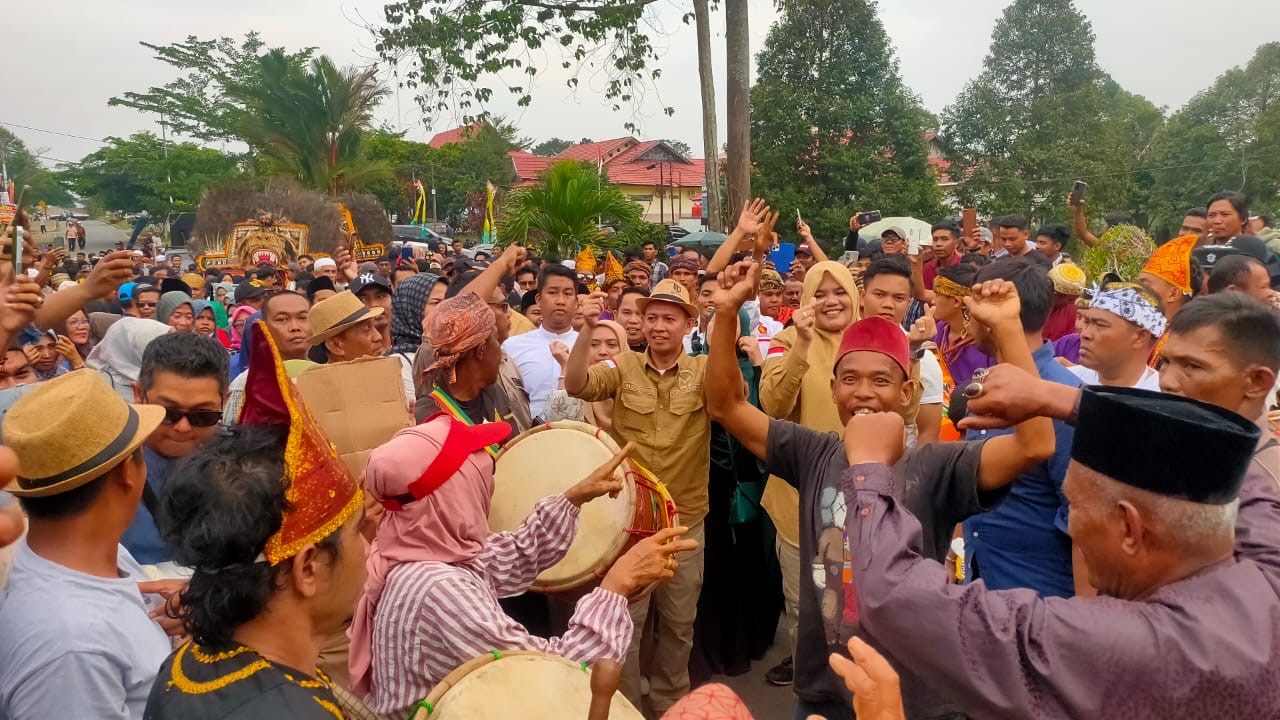 Mendaftar ke KPU, Dillah Hich - MT Diantar Ribuan Pendukung dan Simpatisan Berjalan Kaki