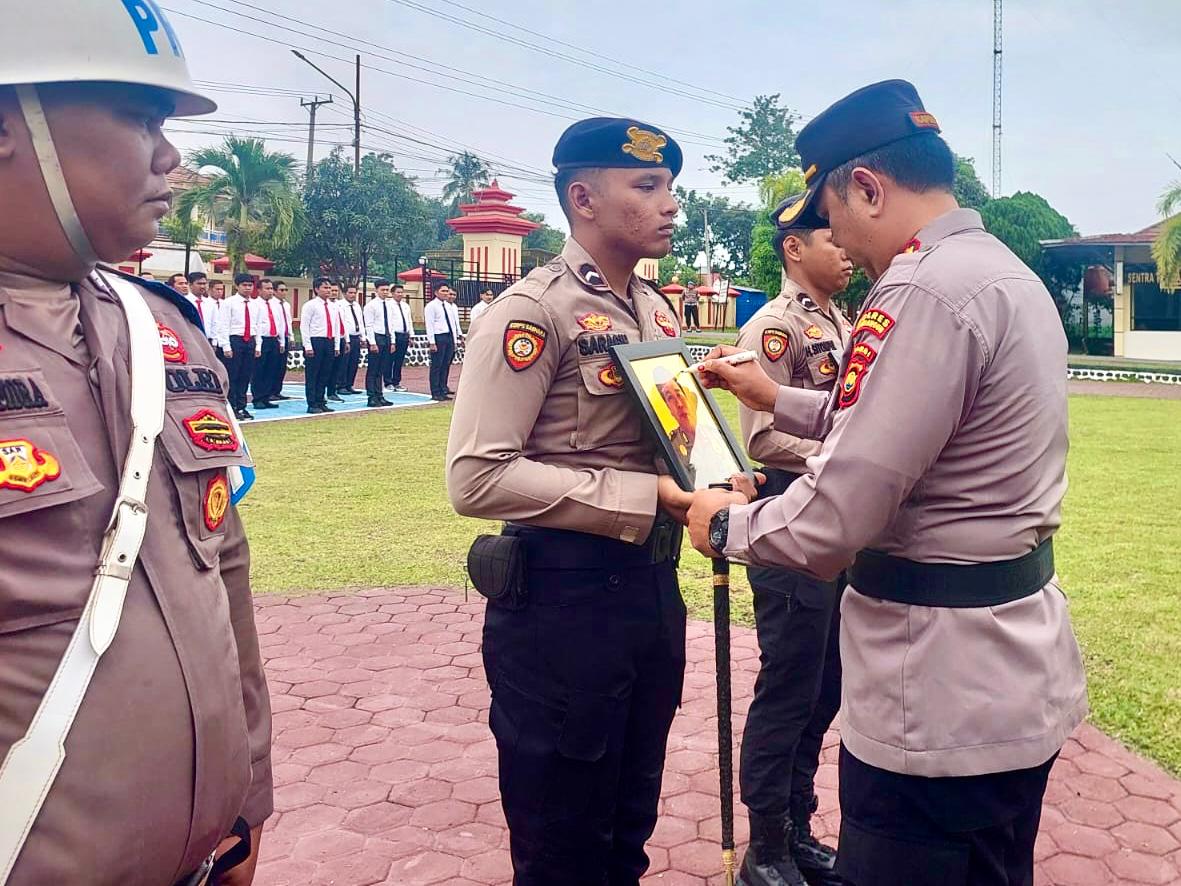 Kapolres Sarolangun Pimpin Upacara PTDH Tiga Personel Polri
