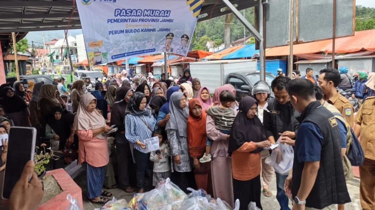 Warga Serbu Paket Sembako Rp68 Ribu