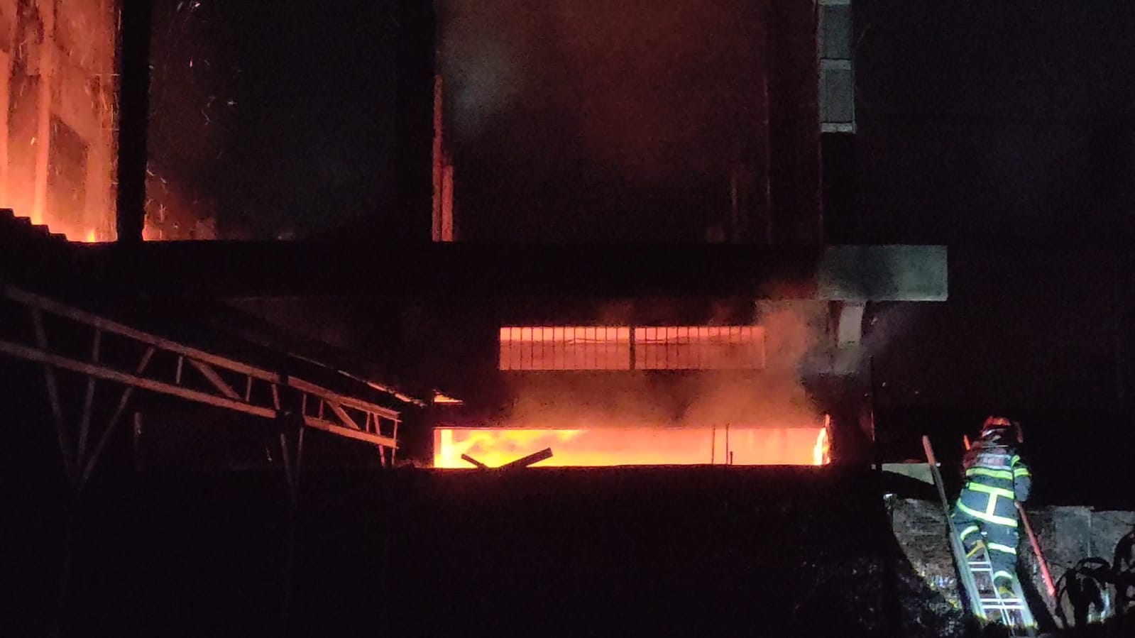 Gudang Kayu Terbakar, Api Diduga Berasal dari Percikan Kembang Api 