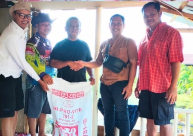PTPN IV Regional 4 Jambi-Sumbar Bantu Petani 12 Karung Pakan Ikan