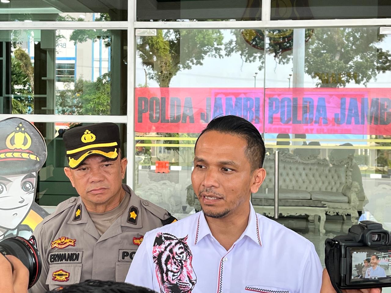 Polisi Sita BB Sajam dan Korek Api Berbentuk Senpi Dari Rumah Anggota DPRD Tebo Inisial KR